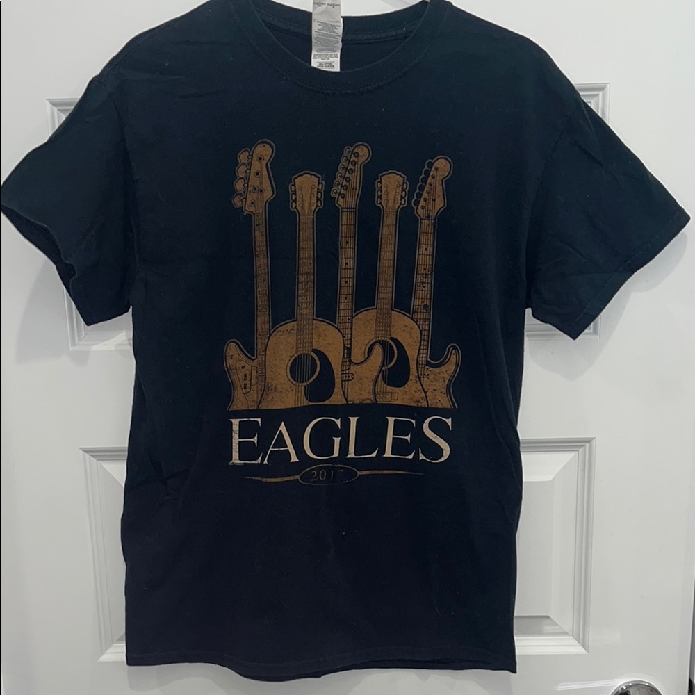 🎸Eagles concert shirt🎸 Black T-Shirt with Eagles Graphic & guitars from 2017